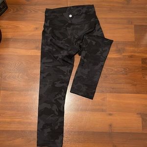 Lululemon Wunder Train cropped legging, black camo print- size 4 (drawstring)